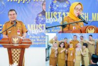 foto istimewa : Sekda Banggai Moh Ramli Tongko mewakili Bupati Sampaikan Ucapan Terima Kasih atas pengabdiannya selama bertugas pada Hj Ernaini Mustatim