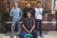 foto istimewa : MS (37) saat di kawal anggota Tim Resmob polres banggai.dikostnya 