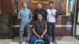 foto istimewa : MS (37) saat di kawal anggota Tim Resmob polres banggai.dikostnya 
