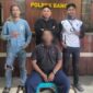 foto istimewa : MS (37) saat di kawal anggota Tim Resmob polres banggai.dikostnya 