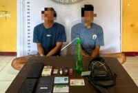 foto istimewa : Tampak Ke Dua Pelaku pengguna narkoba jenis sabu saat di Tangkap petugas bersama barbuknya