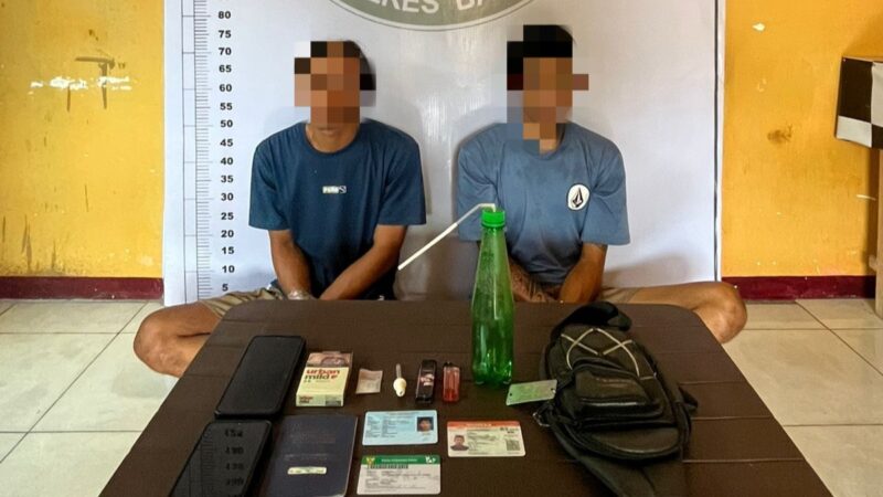 foto istimewa : Tampak Ke Dua Pelaku pengguna narkoba jenis sabu saat di Tangkap petugas bersama barbuknya