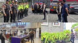 foto istimewa : Anggota Polres Kudus saat lakukan sterilisasi ruangan gereja dan halaman agar jalannya ibadah aman  dan damai