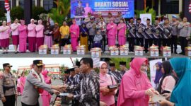 foto istimewa : Kapolda sulteng Irjen Pol. Dr. Endi Sutendi, S.I.K., S.H., M.H., bersama Ketua Bhayangkari Daerah Sulteng, Ny. Maulida Endi Sutendi yang didampingi Kapolres bangga AKBP Wayan Wayracana Aryawan, S.I.K., Ketua Bhayangkari Cabang Banggai Ny. Made Wayan