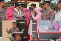 foto istimewa : Tiba dihalama polres banggai langsung di sambut Kapolres banggai AKBP Wayan dan Kapolda Sulteng Irjen Pol. Dr. Endi Sutendi.S.I.K saat berikan arahan di hadapan anggota Polres banggai