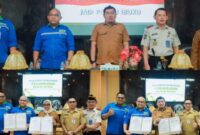 foto istimewa : Kadisdikbud Banggai Safrudin Hinelo.S.STP.M.Si bersama  pihak PT.PAU dan Ketua Lapas klas II Luwuk serta kadis Kesehatan Nurmasita Datu Adam