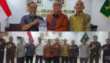foto istimewa : Kajati Sulteng Nuzul Rahmat bersama Ketua PWI Tri Putra Toana dan Sek Temu Sutrisno 
