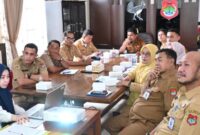 foto istimewa : Kabag Tapem Hariyadi Bola saat Pimpin rapat