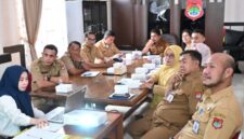 foto istimewa : Kabag Tapem Hariyadi Bola saat Pimpin rapat