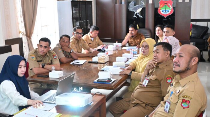 foto istimewa : Kabag Tapem Hariyadi Bola saat Pimpin rapat