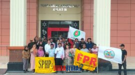 foto istimewa : Direktur LBH-R Firmansyah C. Rasyid, S.H., serta Mey Prawesty dan Iwan Rajasipa, S.H.bersama para masyarakat Desa Loli Oge, Kabupaten Donggala