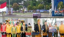 foto istimewa : Bupati Ir H.Amirudin.SP.MP.MM, saat pimpin Upacara bersama unsur Forkopimda sekaligus Serahkan Pemenang undian hadiah motor didampingi Kadisdikbud Safrudin Hinelo.S.STP.M.Si
