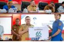 foto istimewa : Bupati Banggai Ir H.Amirudin.MP.SP.MM, bersama Pemenang Buat Logo HUT banggai Ke 66 di dampingi Sekda Ir Moh.Ramli Tongko.S.Sos.M.Si,Anggota DPRD dari Partai Golkar Moh.Panji Syafutra.