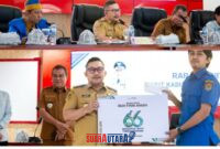 foto istimewa : Bupati Banggai Ir H.Amirudin.MP.SP.MM, bersama Pemenang Buat Logo HUT banggai Ke 66 di dampingi Sekda Ir Moh.Ramli Tongko.S.Sos.M.Si,Anggota DPRD dari Partai Golkar Moh.Panji Syafutra.
