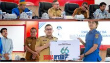 foto istimewa : Bupati Banggai Ir H.Amirudin.MP.SP.MM, bersama Pemenang Buat Logo HUT banggai Ke 66 di dampingi Sekda Ir Moh.Ramli Tongko.S.Sos.M.Si,Anggota DPRD dari Partai Golkar Moh.Panji Syafutra.