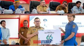 foto istimewa : Bupati Banggai Ir H.Amirudin.MP.SP.MM, bersama Pemenang Buat Logo HUT banggai Ke 66 di dampingi Sekda Ir Moh.Ramli Tongko.S.Sos.M.Si,Anggota DPRD dari Partai Golkar Moh.Panji Syafutra.