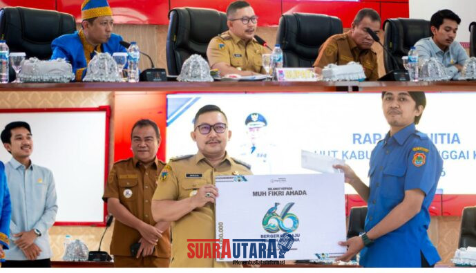 foto istimewa : Bupati Banggai Ir H.Amirudin.MP.SP.MM, bersama Pemenang Buat Logo HUT banggai Ke 66 di dampingi Sekda Ir Moh.Ramli Tongko.S.Sos.M.Si,Anggota DPRD dari Partai Golkar Moh.Panji Syafutra.
