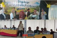 foto istimewa : Saat Kades Lembah Kramat Berikan Suapan tumpang pada Camat Toili barat dan Anggota Dewan Helton berikan pesan dan di dampingi Wajidah 