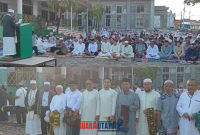 foto istimewa : Khatif disholat idul Adha Ustad Asri Abasa yang juga menjabat sebagai Sekretaris Masjid Agung. Bersama Ketua DPRD Banggai Sarifudin Tjatjo.SH dan Staf Ahli Bupati Bidang Pemerintahan, Hukum, dan Politik, Alfian Djibran