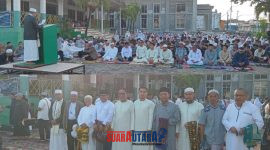 foto istimewa : Khatif disholat idul Adha Ustad Asri Abasa yang juga menjabat sebagai Sekretaris Masjid Agung. Bersama Ketua DPRD Banggai Sarifudin Tjatjo.SH  dan Staf Ahli Bupati Bidang Pemerintahan, Hukum, dan Politik, Alfian Djibran
