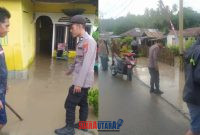 foto istimewa : Anggota Polsek Balantak turun langsung cek TKP Banjir