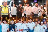 foto istimewa : Mewakili Bupati Banggai, Asisten Pemerintahan dan Kesejahteraan Rakyat Setda Banggai, Mujiono, secara resmi melepas peserta pawai obor didampingi para Pengurus PHBI