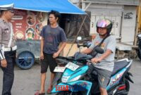 foto istimewa : Anggota Satlantas Polres banggai Berikan Arahan pada pengendara motor