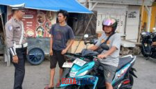 foto istimewa : Anggota Satlantas Polres banggai Berikan Arahan pada pengendara motor