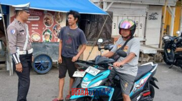 foto istimewa : Anggota Satlantas Polres banggai Berikan Arahan pada pengendara motor