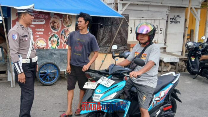 foto istimewa : Anggota Satlantas Polres banggai Berikan Arahan pada pengendara motor