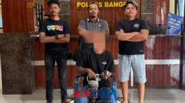 foto istimewa : Tersangka pencurian alat Bengkel di amankan anggota resmob polres banggai