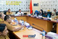 foto istimewa : Sekda Banggai Ir Moh.Ramli Tongko.S.Sos.ST.M.Si bersama Kepala BPJS Kesehatan Cabang Luwuk, Mitra Akbar, S.E., M.M., AAAK.,