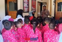 foto istimewa : Kapolsek Nuhon Saat terima guru dan siswa TK Islamiyah Cokroaminoto Desa Bohotokong dalam program Polisi Sahabat Anak yang berlangsung di Mapolsek nuhon