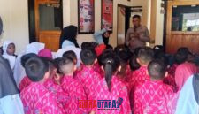 foto istimewa : Kapolsek Nuhon Saat terima guru dan siswa TK Islamiyah Cokroaminoto Desa Bohotokong dalam program Polisi Sahabat Anak yang berlangsung di Mapolsek nuhon