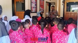 foto istimewa : Kapolsek Nuhon Saat terima guru dan siswa TK Islamiyah Cokroaminoto Desa Bohotokong dalam program Polisi Sahabat Anak yang berlangsung di Mapolsek nuhon