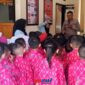 foto istimewa : Kapolsek Nuhon Saat terima guru dan siswa TK Islamiyah Cokroaminoto Desa Bohotokong dalam program Polisi Sahabat Anak yang berlangsung di Mapolsek nuhon