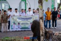 Wabup Banggai Drs H.Furqaniddin.MM,Terima (BAST) donasi hewan kurban 1447 Hijriah dari PT Donggi-Senoro LNG (DSLNG) di halaman Masjid Baitul Ma'muun, Bukit Halimun