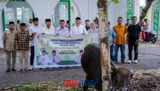 Wabup Banggai Drs H.Furqaniddin.MM,Terima (BAST) donasi hewan kurban 1447 Hijriah dari PT Donggi-Senoro LNG (DSLNG) di halaman Masjid Baitul Ma'muun, Bukit Halimun