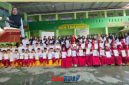foto kenangan bersama Siswa siswi yang lulus 100 serta Kemenag Suardi Kanjai dan Kepasek Hasniar 