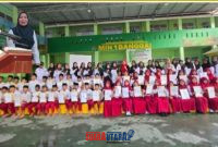 foto kenangan bersama Siswa siswi yang lulus 100 serta Kemenag Suardi Kanjai dan Kepasek Hasniar 