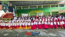 foto kenangan bersama Siswa siswi yang lulus 100 serta Kemenag Suardi Kanjai dan Kepasek Hasniar 