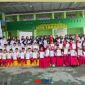foto kenangan bersama Siswa siswi yang lulus 100 serta Kemenag Suardi Kanjai dan Kepasek Hasniar 