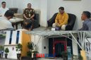 Kajari Banggai Akbar.SH.MH didampingi para Kasi Datu,Kasi Intel dan Kasi BB,saat terima  Warga Desa uso 