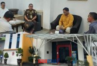 Kajari Banggai Akbar.SH.MH didampingi para Kasi Datu,Kasi Intel dan Kasi BB,saat terima Warga Desa uso