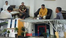Kajari Banggai Akbar.SH.MH didampingi para Kasi Datu,Kasi Intel dan Kasi BB,saat terima  Warga Desa uso 