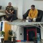 Kajari Banggai Akbar.SH.MH didampingi para Kasi Datu,Kasi Intel dan Kasi BB,saat terima  Warga Desa uso 