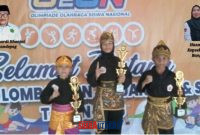 foto istimewa : Tampak tunggal putra, dua atlet MIN 1 Banggai berhasil naik podium. Muh Hafiz Al Farizi Jaliluddin meraih juara kedua, sementara Muh Ghailan Al Khairil berhasil menempati posisi ketiga 