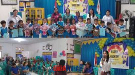 foto istimewa : Tampak Kades Honbola Berikan Ijazah pada anak TK Cinta Kasih Ibu di dampingi Kepseknya 