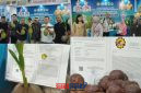 foto Kadis TPHP Banggai Drs Subhan Ahmad Lanusi Bersama Kabid dan Anggota KTNA berikan dukungan pada petugas Stand saat Promosikan Hasil Produk