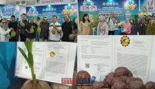 foto Kadis TPHP Banggai Drs Subhan Ahmad Lanusi Bersama Kabid dan Anggota KTNA berikan dukungan pada petugas Stand saat Promosikan Hasil Produk